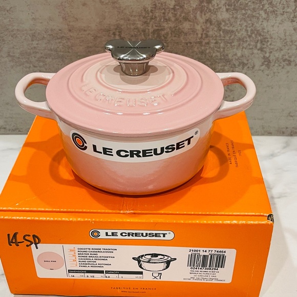 Le Creuset Dutch Oven with Bear Knob - Shell Pink - Picture 2 of 7